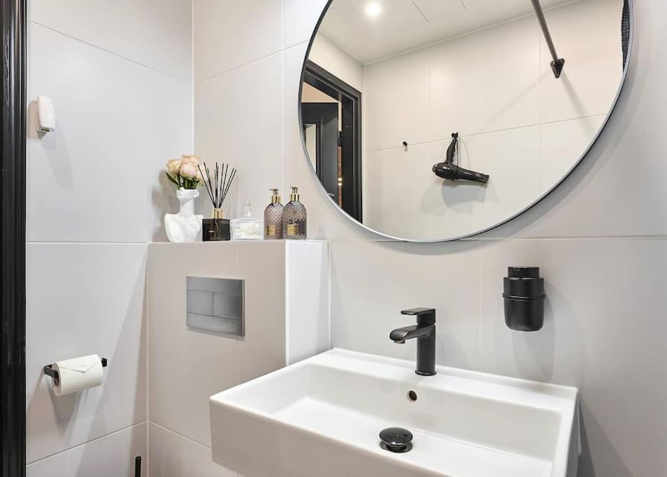 Urban-Glam City Centre Studio With A Gym And Terrace Талин Екстериор снимка
